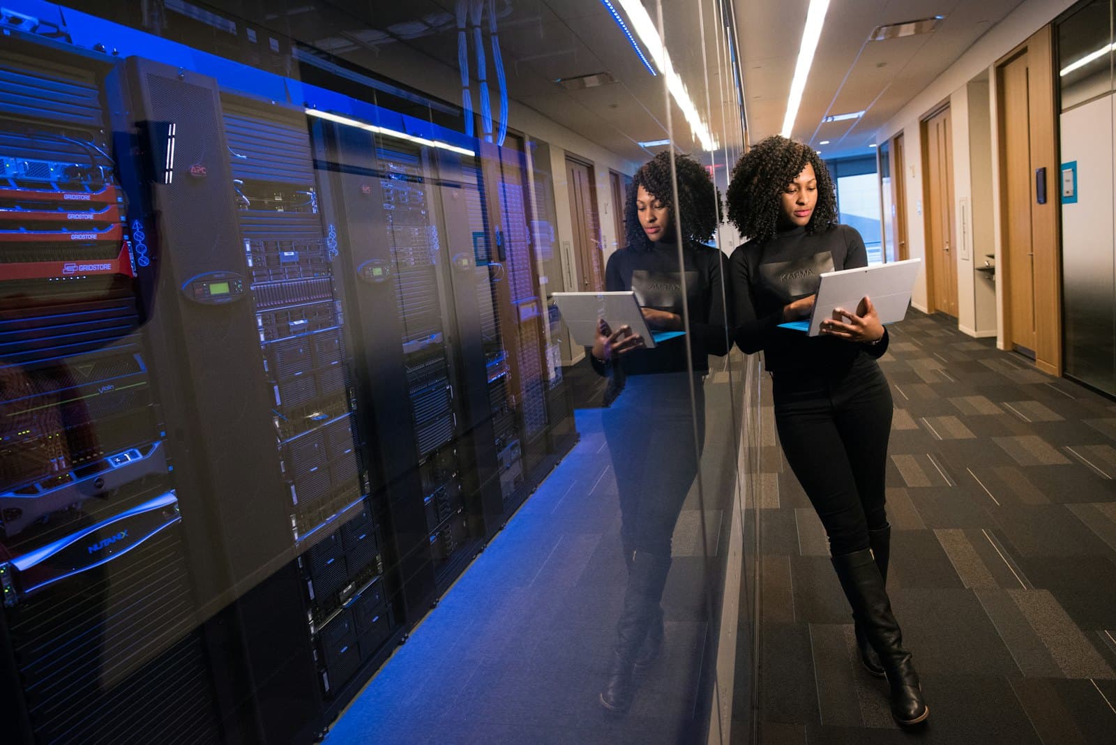 Technikerin prüft die Serverinfrastruktur eines Unternehmens