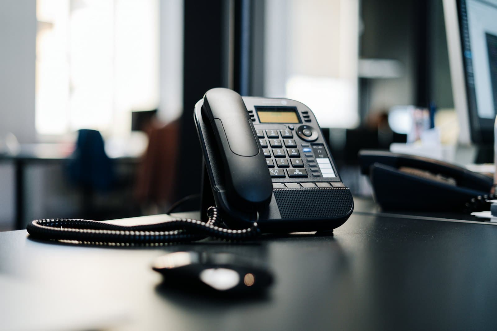 Tischtelefon einer Telefonanlage am Büroarbeitsplatz
